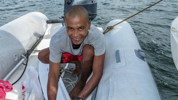 Roland bereitet die Montage des "Fenders" vor.